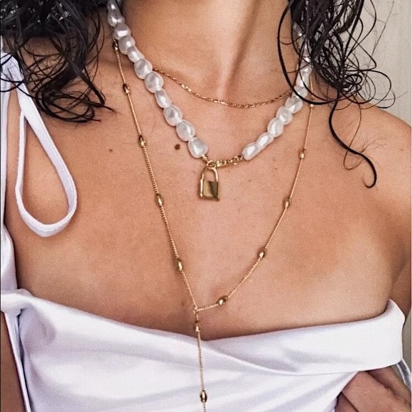 Blogger Fav Multi Layer Pearl Lock Chain Necklace - Picture 3 of 5